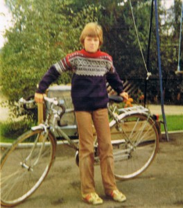 Tom poserer med racer´n